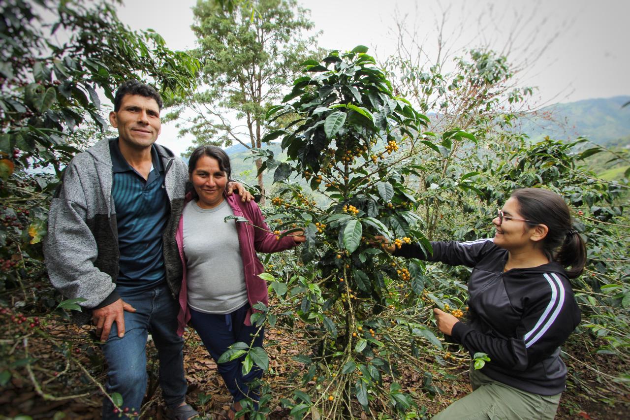 María Candelaria Díaz y Miguel Coronel en su finca El Limón